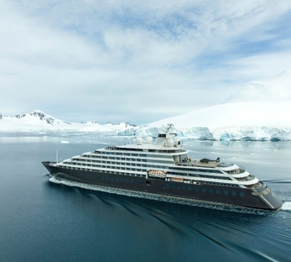 Scenic Eclipse Kreuzfahrtschiff in einer zugefrorenen Arktislandschaft, großes schwarzes Schiff, Eisberge im Hintergrund, ruhiges blaues Wasser, Polarlandschaft Kanada-Rundreise