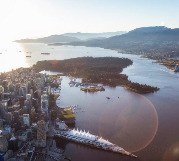 Luftaufnahme von Vancouver, Kanada: Skyline am Hafen, vorgelagerte Inseln, umliegende Berge im klaren blauen Wasser und goldenem Sonnenlicht Kanada-Rundreise
