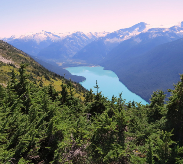 Whistler Berglandschaft mit blauem See, von grünem Wald umgeben, imposante Bergkette im Hintergrund, ruhige alpine Szenerie, Kanada-Reisen Thema Kanada-Rundreise