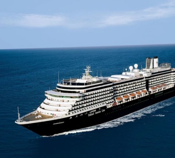 Zuiderdam, das Kreuzfahrtschiff der Holland America Line, mit schwarz lackiertem Rumpf, vielen Decks und Balkonen, gleitet majestätisch über das blaue Meer. Kanada Kreuzfahrt