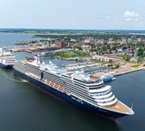 Zuiderdam der Holland America Line festgemacht am Pier, flankiert von weiteren Kreuzfahrtschiffen; Stadtlandschaft am Ufer, ruhiges Wasser, maritime Atmosphäre Kanada-Rundreise
