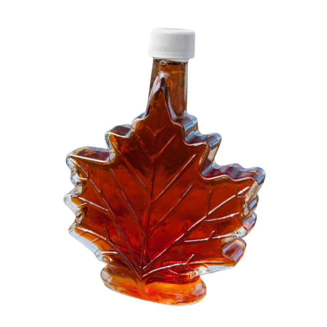 Eine flache Glasflasche in Ahornblattform enthält bernsteinfarbenen Ahornsirup und trägt einen weißen Deckel. Kanada-Rundreise