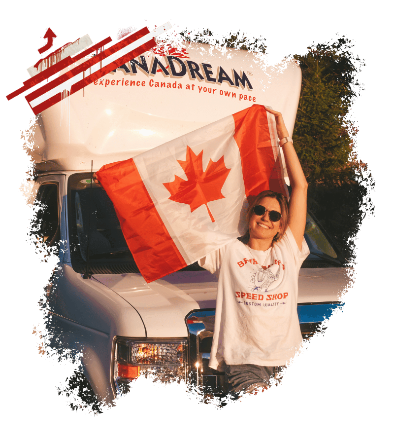 Eine Frau hält vor einem Wohnmobil eine kanadische Flagge hoch, während darüber der Schriftzug „KANADREAM“ zu sehen ist. Kanada-Rundreise